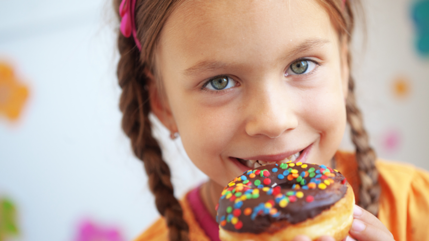 Tillgängligheten för ohälsosam mat och dryck nästan överallt spelar in när det kommer till barns övervikt. Foto: Shutterstock